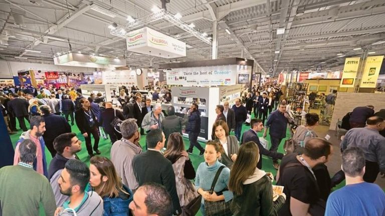 visitors discussing at Food Expo Greece