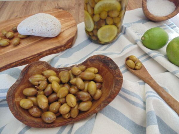 Wooden plateau with Greek ‘Mouratolia olives’