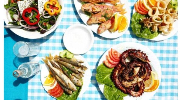 Plates with Greek ‘psaromeze’ like fried whitebait