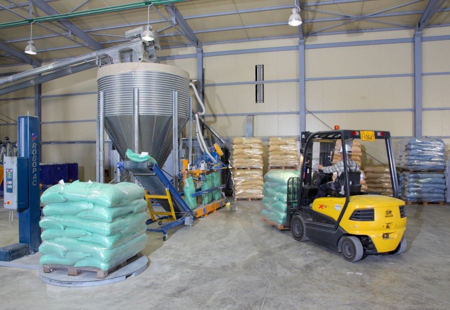raffia bags and production machines at BioGreco premisesBioGreco