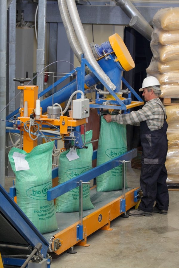man in blue form loading the raffia bags from the production machines at BioGreco premises