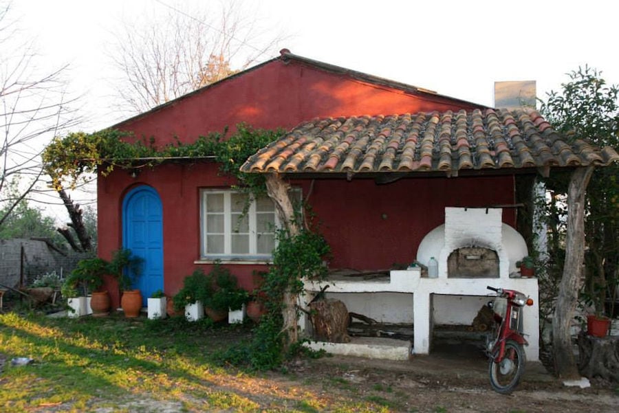 red house with oven at Bioporos