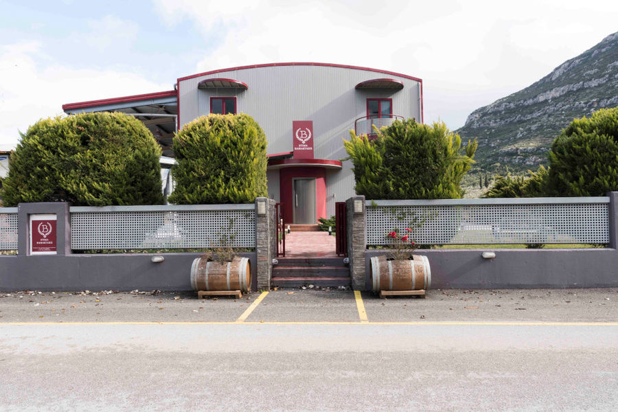 'Domaine Bairaktaris' entrance with two wood barrels on the both sides