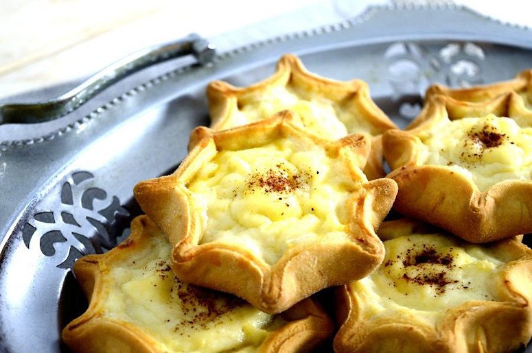 close-up of sweet Greek ‘kalitsounia’ like small cheese pies baked in oven|Kalitsounia anevata