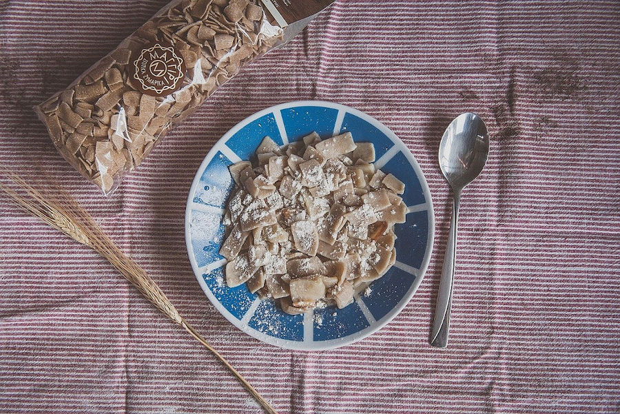 plate with hilopites pasta and grated cheese at Maggiri facilities