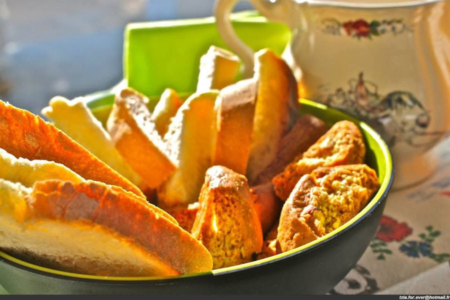 close-up of a bowl with slices of fresh and dry bread in the sunlight at 'La Maison Vert Amande'