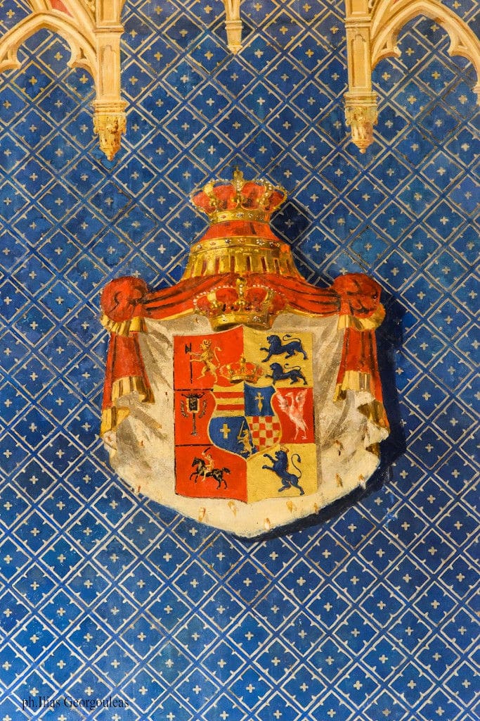 royal coat of arms of Pyrgos Vasilissis winery