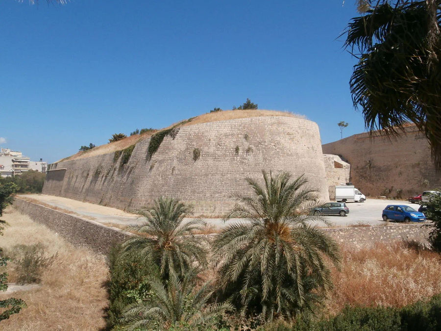 5313048walls_of_Herakleion-1.webp