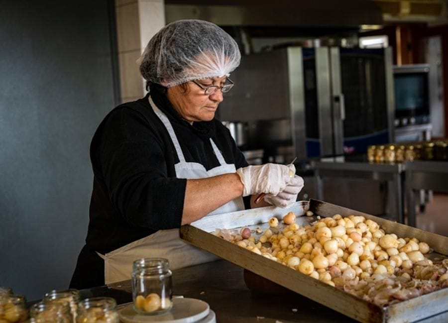 6u2uUa5B_hBGH3aU3_Woman unpeeling small onions at Yia yia workshop.jpg