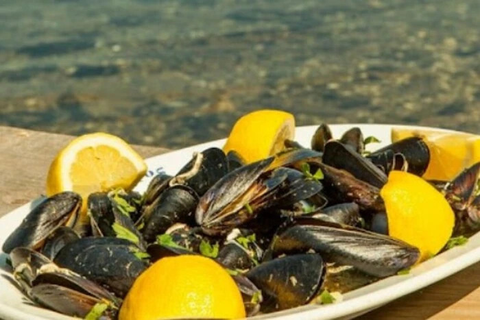 a plate of mussels and lemons