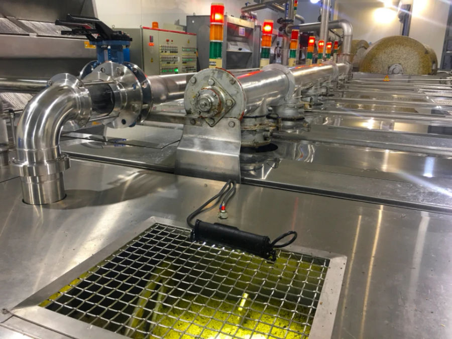 DLaF0eyZ_antonoliva_extra_virgin_olive_oil_tours_visit_olive_press_f6.webp