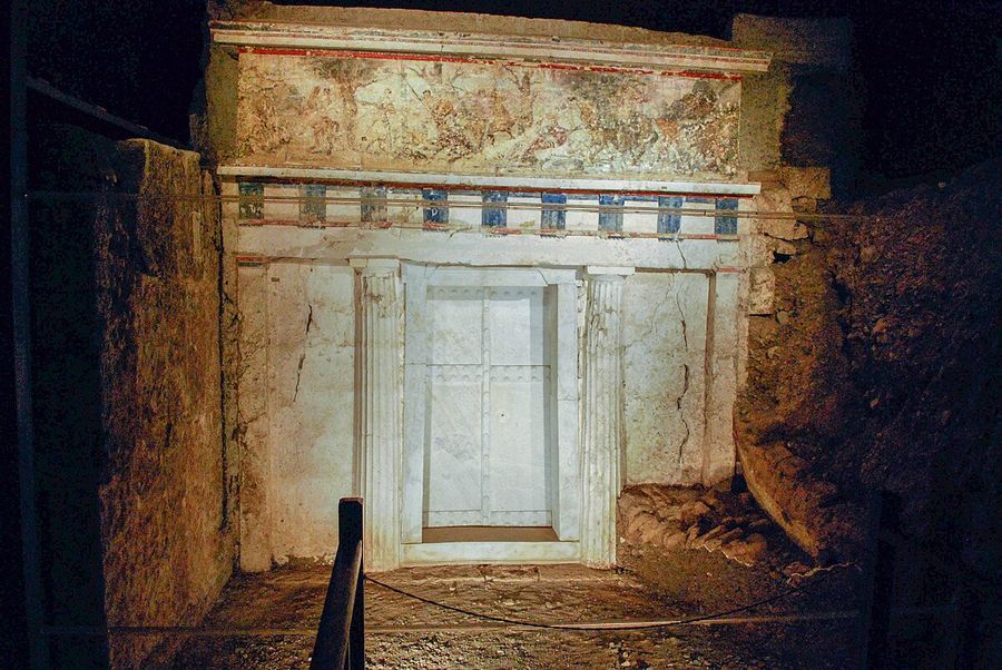 Facade_of_Philip_II_tomb_Vergina_Greece.jpg