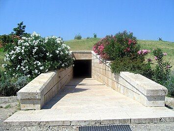 Vergina_Tombs_Entrance.jpg