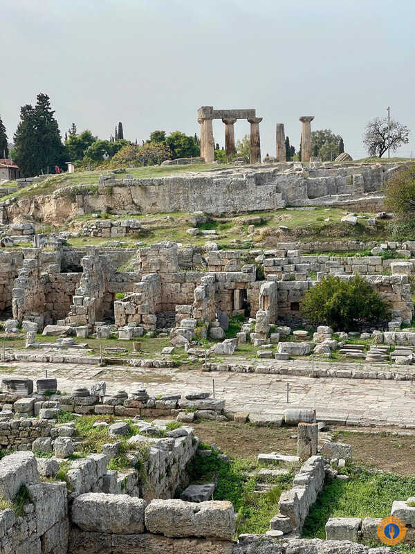 a stone ruins on a hill in Akrocorinthos